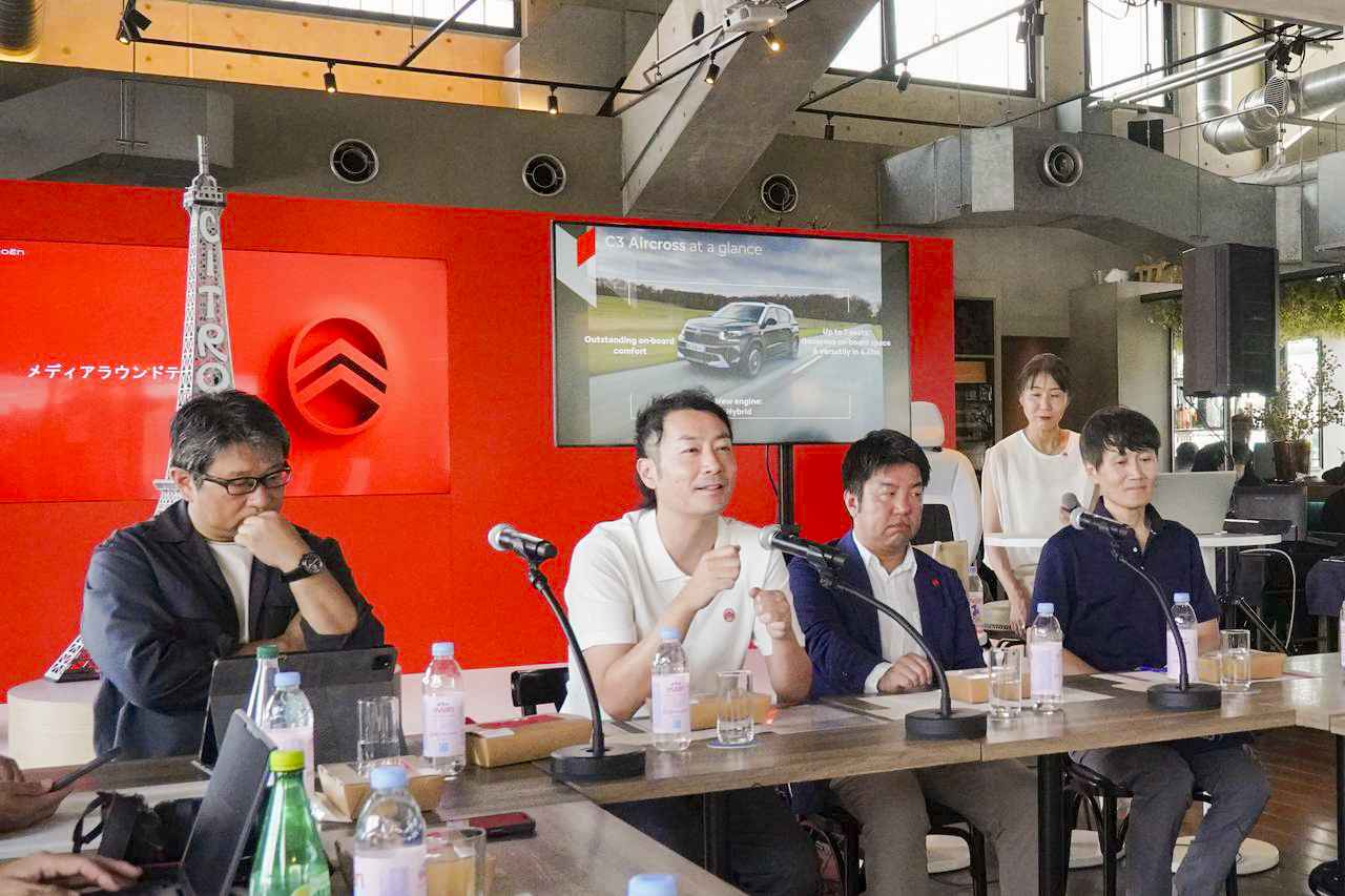 画像: 新型シトロエン C3エアクロス ハイブリッドのデビューにあわせて開催されたワークショップ。左から、ステランティス ジャパンの成田 仁代表取締役社長、フレンチブランドを統括する小川隼平氏、 マーケティング担当の中山領氏、プロダクト担当の鈴木知行氏。
