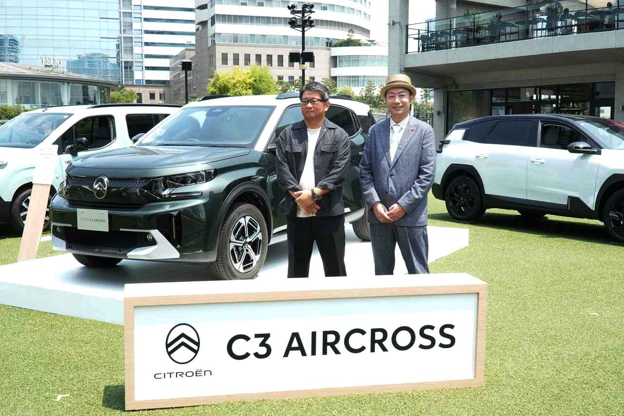 画像: 2026年7月24日、東京都内で行われた新型シトロエン C3エアクロス ハイブリッドの発表会で登壇した、ステランティス ジャパンの成田 仁代表取締役社長(左)とフレンチブランドを統括する小川隼平氏。