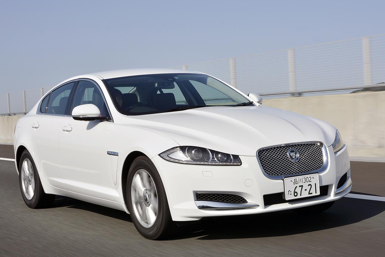 画像: 直4 2Lターボエンジンを搭載したXF。ノーズが軽くなるので走りは軽快。しかも3L V6よりパワーも燃費性能も良い。