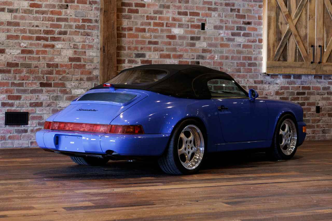 画像: カブリオレと違って、天井高が低く、より簡素なソフトトップもスピードスターの特徴で、もちろん開閉は手動になります。