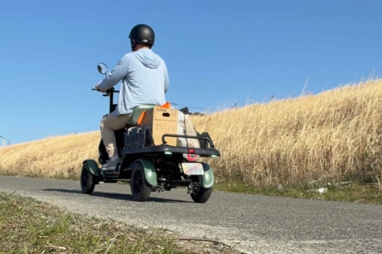 画像: 座席は前後の位置を調整できる。ブレーキとサスペンションは前後輪に完備。