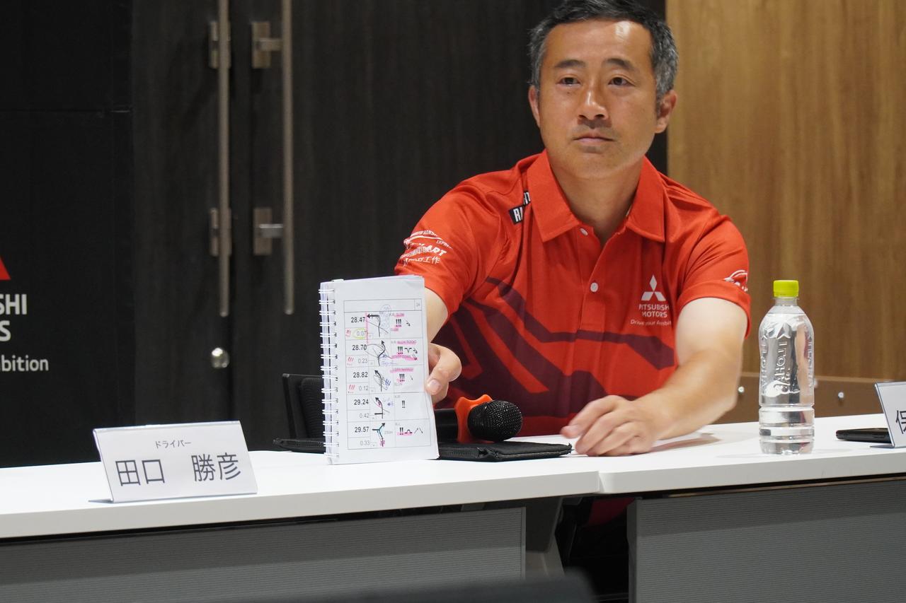 画像: オフィシャルから配布されるコマ図を使ってラリーの模様を説明する106号車コドライバーの保井隆宏選手。