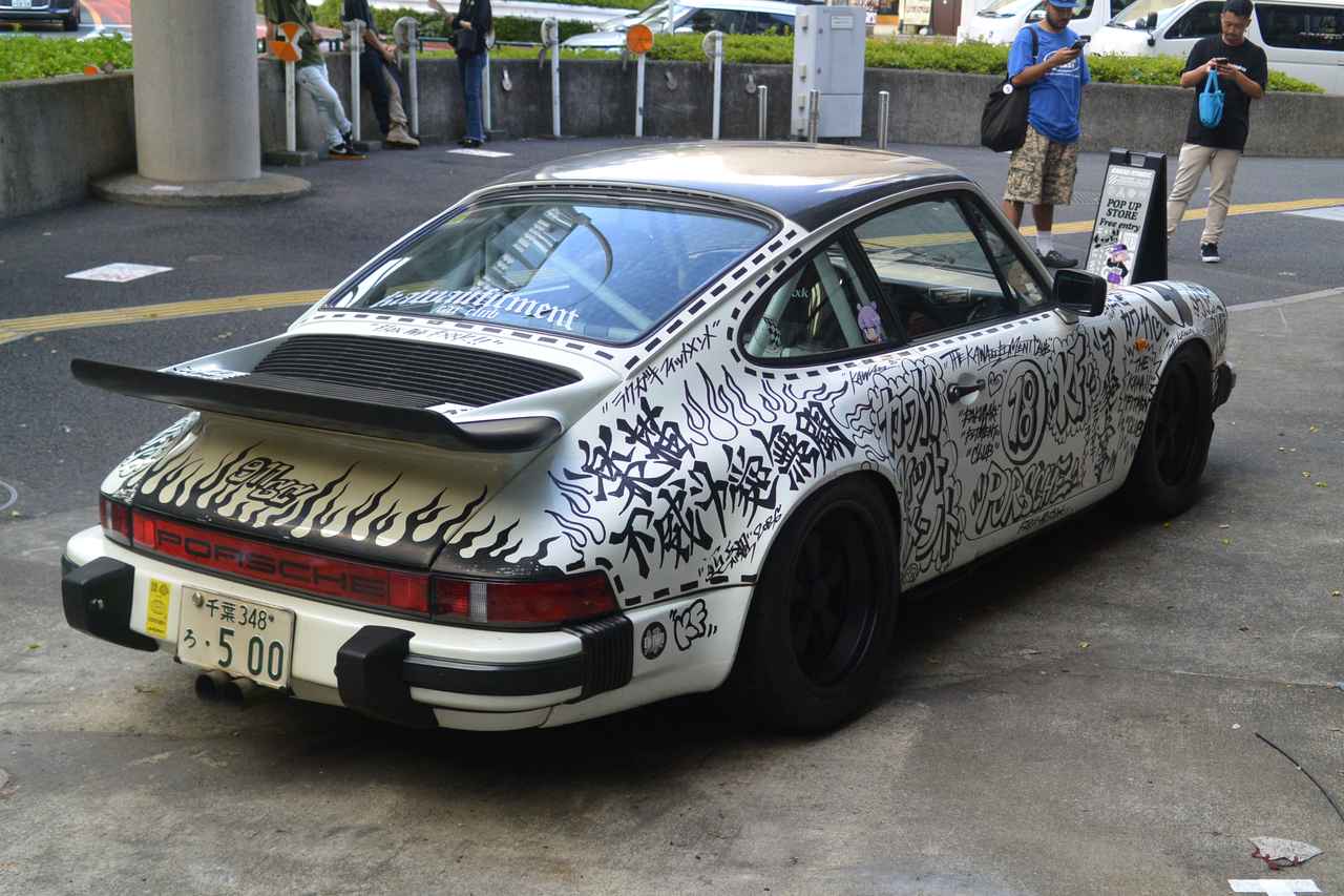 画像: 911の落書きは、グラフィックアーティストのAZI氏によって、ポスカ1本で仕上げられた作品。