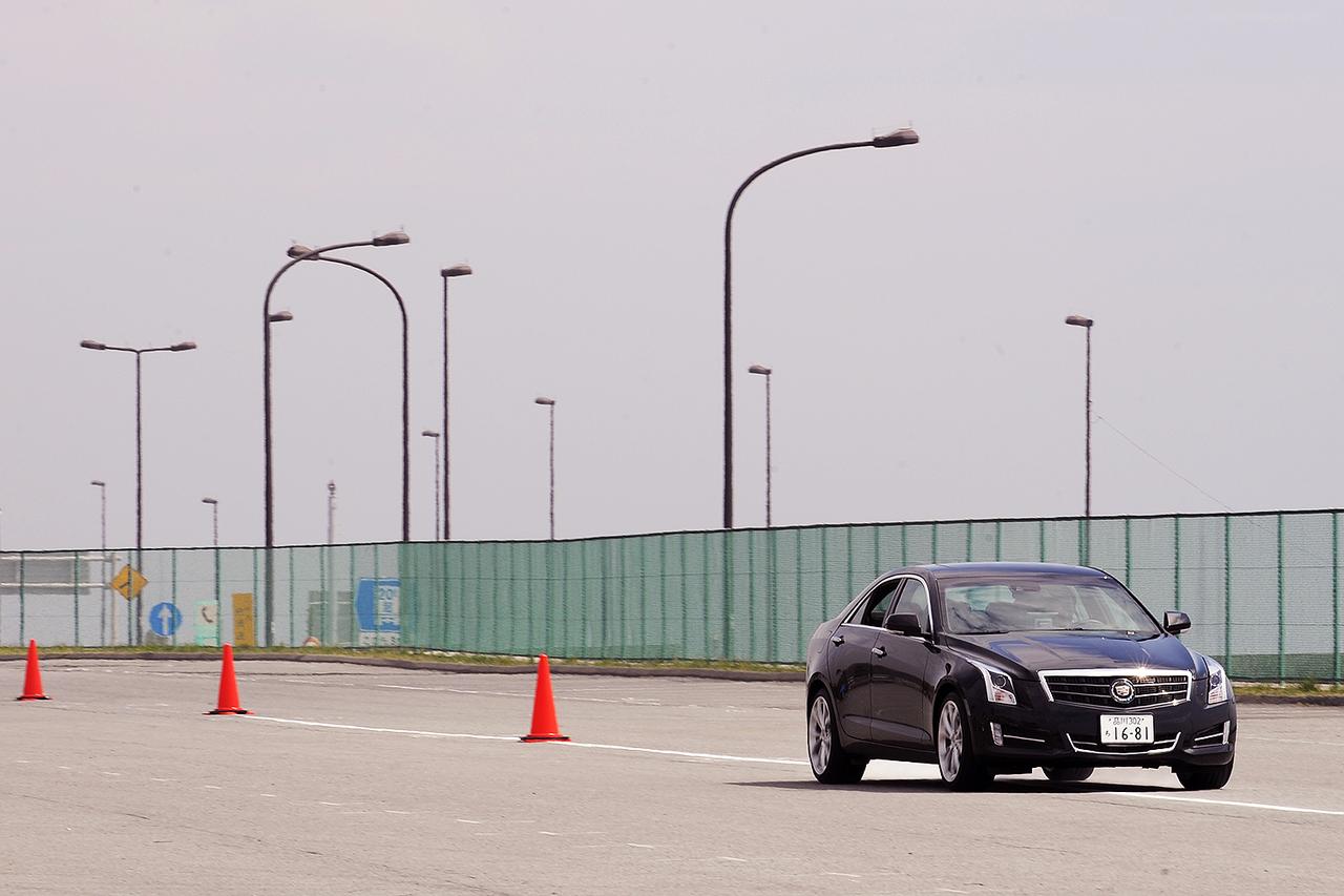 画像: 車線（白線）を逸脱すると「レーン デパーチャー ウォーニング」は、シート座面を振動させて警告する。