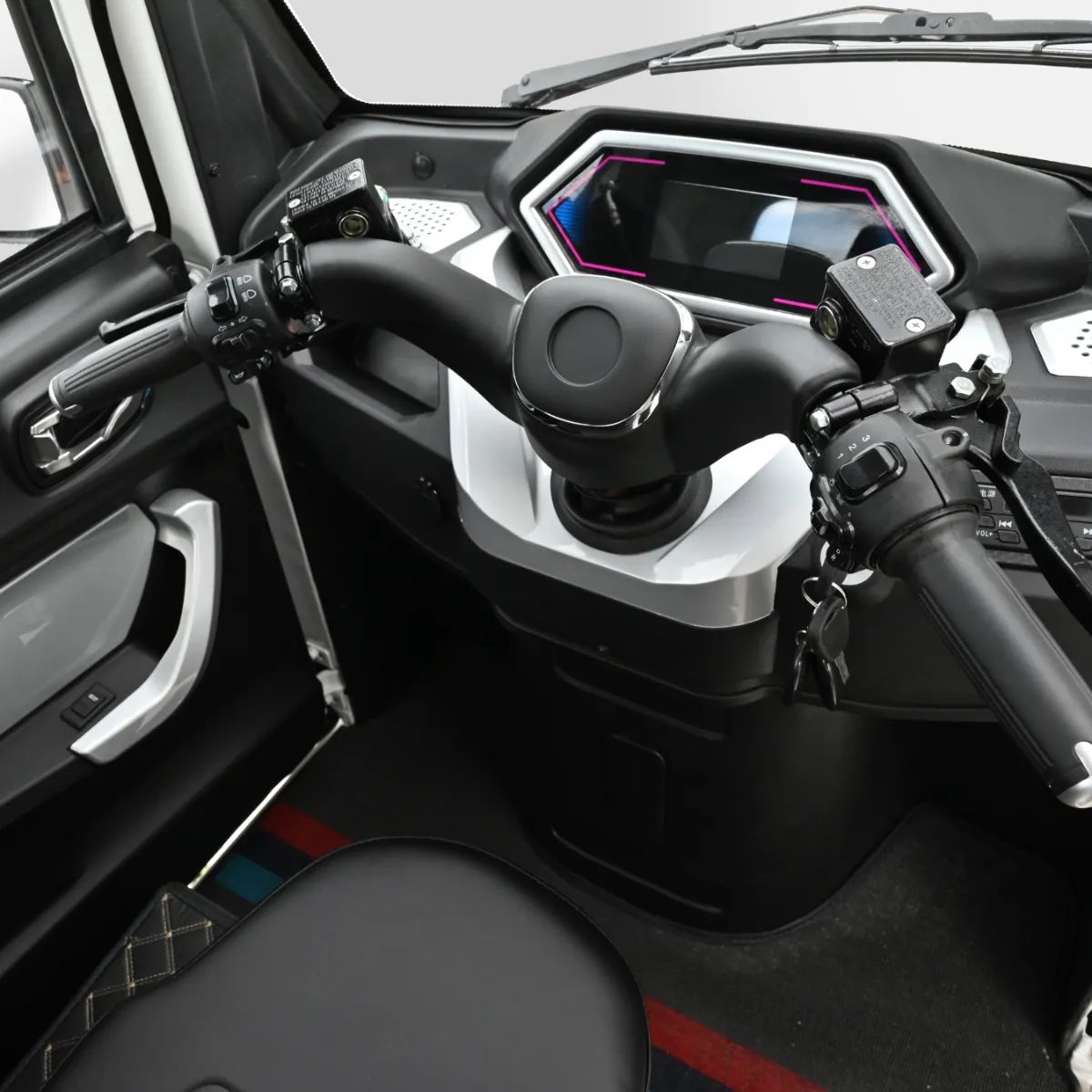 画像: 左右のドアは自動車と同じハードタイプ。パワーウインドウ、電動ワイパー、ヒーターを備える