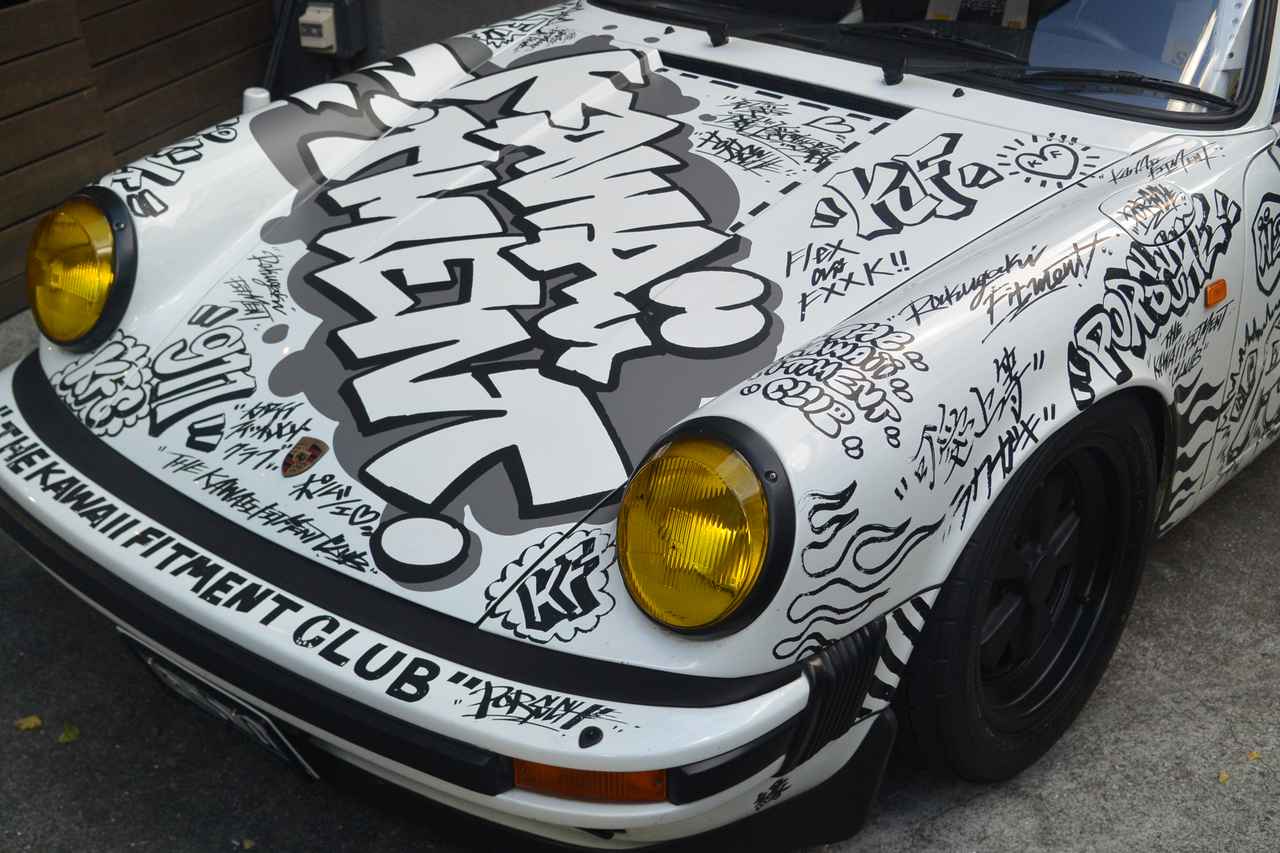 画像: ポップアップイベントで展示されたのが最新デモカーのポルシェ911。ボディ全面に落書きされたインパクトあふれる作品。