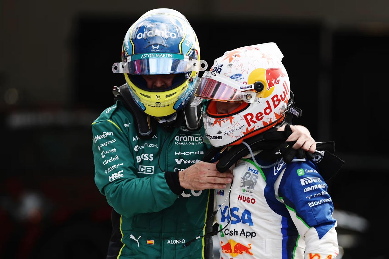 画像: レース後、9位に入賞したフェルナンド・アロンソ（アストンマーティン・ホンダ）が駆け寄り、角田の健闘を讃えるシーンもあった。