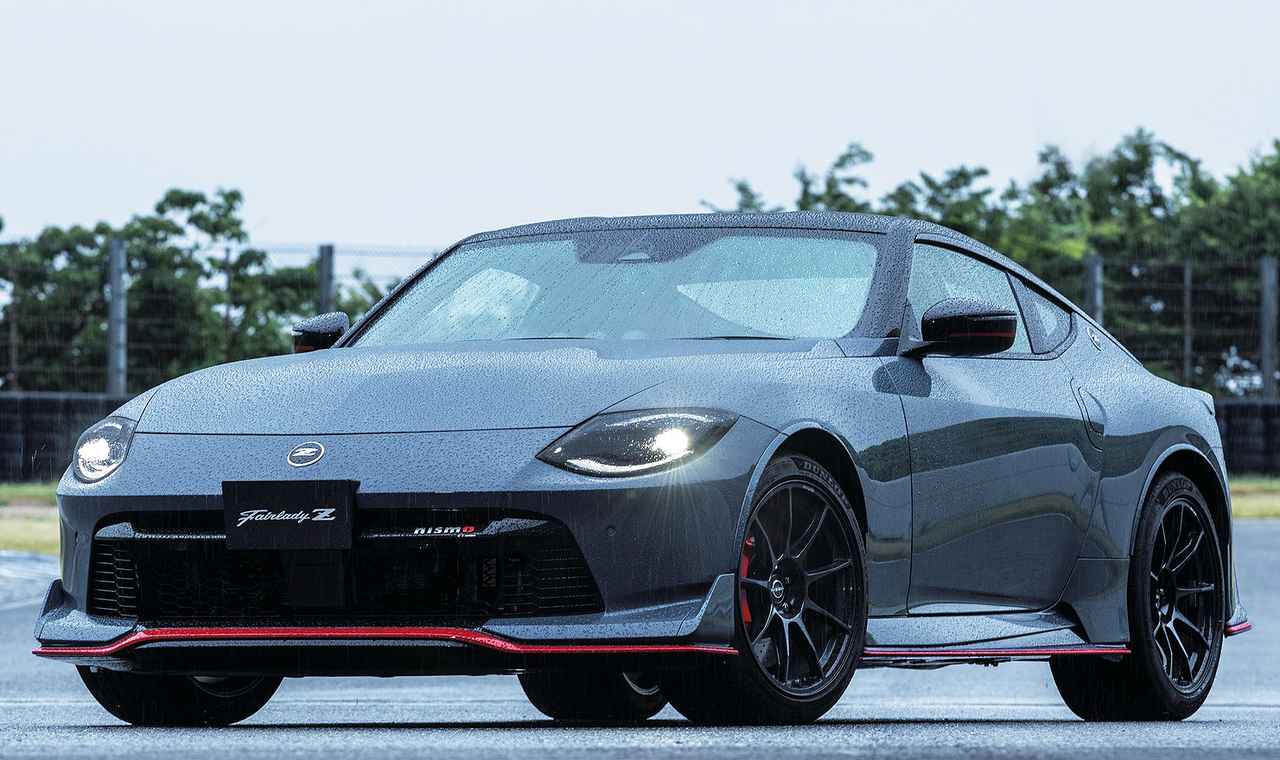 画像: 同時にマイナーチェンジされたフェアレディZ NISMO。ボディカラーは、特別塗装色のNISMOステルスグレー/スーパーブラック 2トーン。