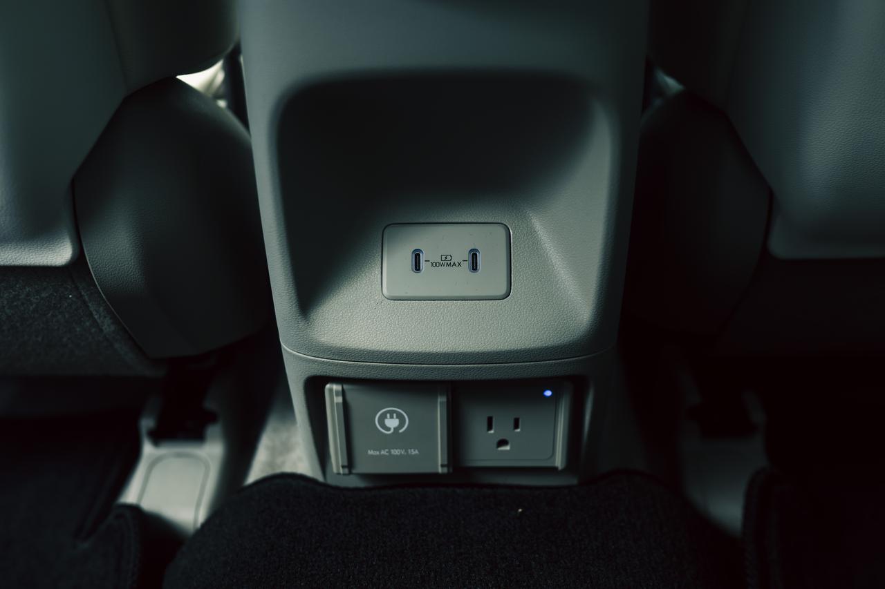 画像: センターコンソール後端に用意される室内V2Lは100V／最大出力1500Wで車内で家電などへ電力供給ができる。
