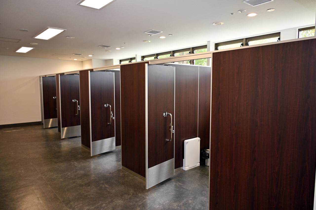 画像: トイレのスペースも広くとられ、取っ手は車椅子に乗っていてもでも握りやすいように配置されるなどの工夫が見られる。