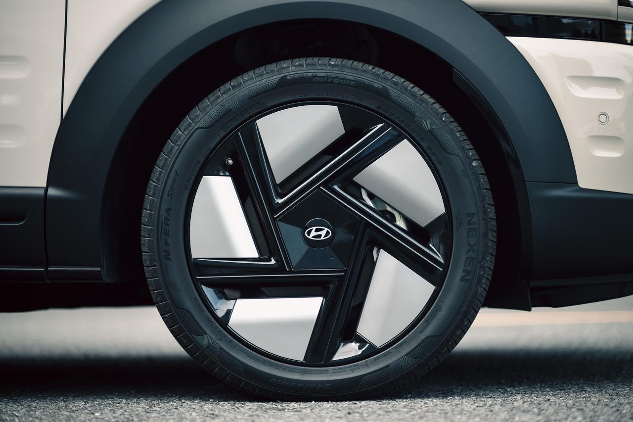 画像: Lounge+のタイヤホイールは245/45R19、19インチのアルミホイールを装着する。
