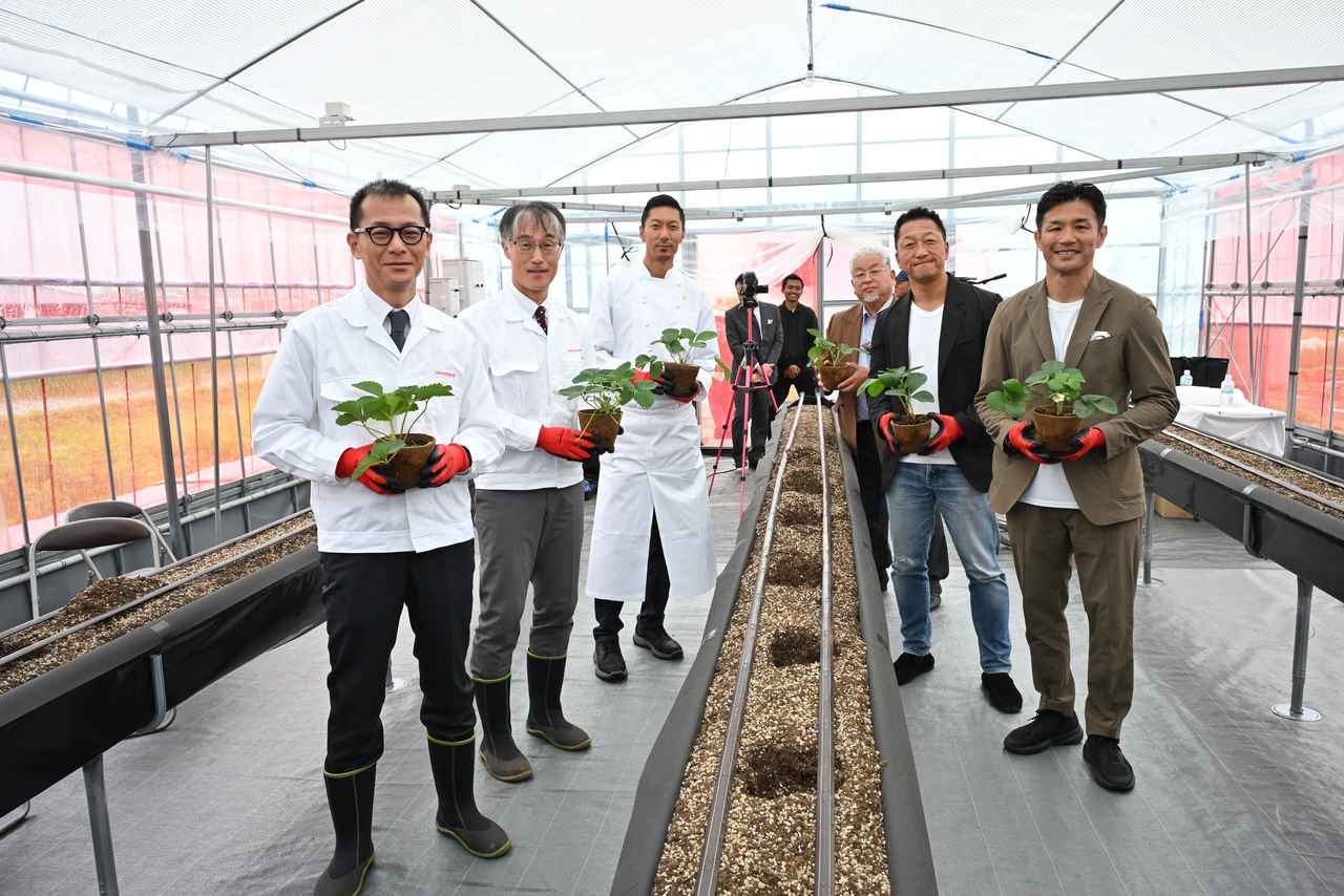 画像: 多様な人がかかわることができる農業実証実験施設「Honda Sun × ENOWA FARM LAB」のオープニングに、ホンダ太陽から山口 潤社長、鎌田雅仁前社長、廣瀬俊朗氏（HiRAKU代表）、平川順基ENOWA FARMファウンダー，京都石割農園の石割照久氏、ENOWA YUFUINのタシ・ジャムツォエグゼクティブシェフが参加した。