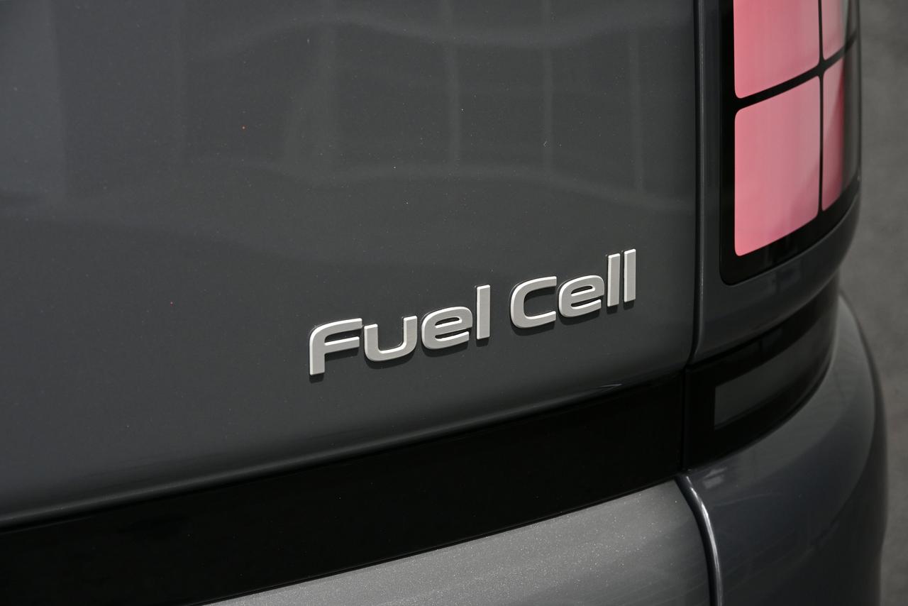 画像: 水素燃料電池車であることは、リアゲートに付けられた「Fuel Cell」のエンブレムを見ないとわからない。エクステリアデザインは奇をてらっていない。