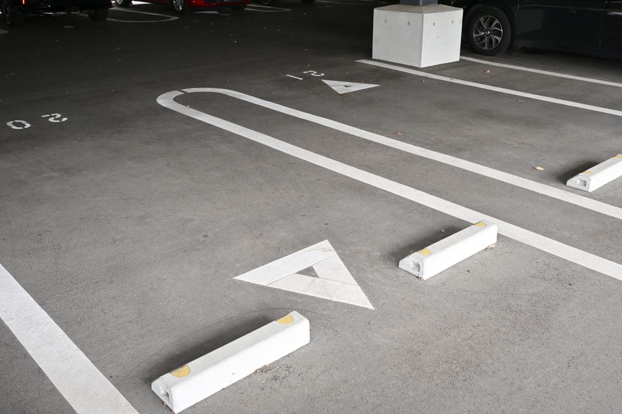 画像: △印でクルマを駐める向きが表示されているホンダ太陽の駐車場。