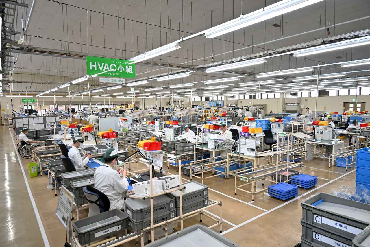 画像: 通路は車いすが通りやすい幅を確保し、さらに有事のときに聴覚障害のある人に情報を伝えるパトランプも設置される。