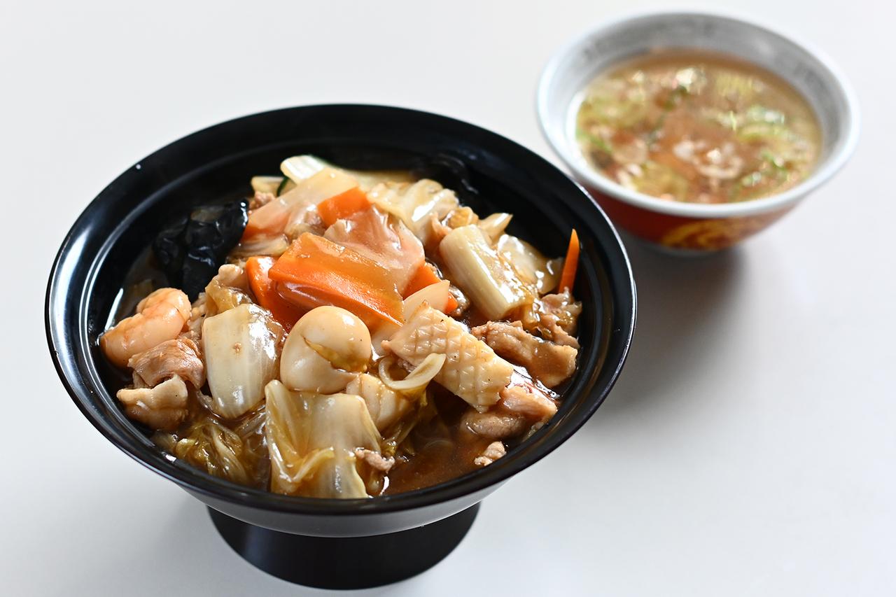 画像: お客さんの要望により復活となった「五目あんかけ丼」(1050円)。永年、愛鷹PA(上り)の大人気メニューとなっている。
