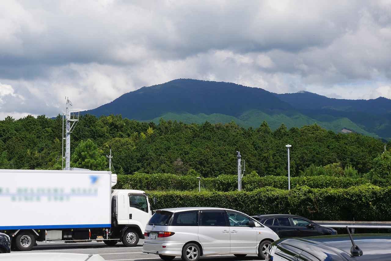 画像: 愛鷹PA(上り)の駐車場からは、名称の由来となった、愛鷹山を望むことができる。