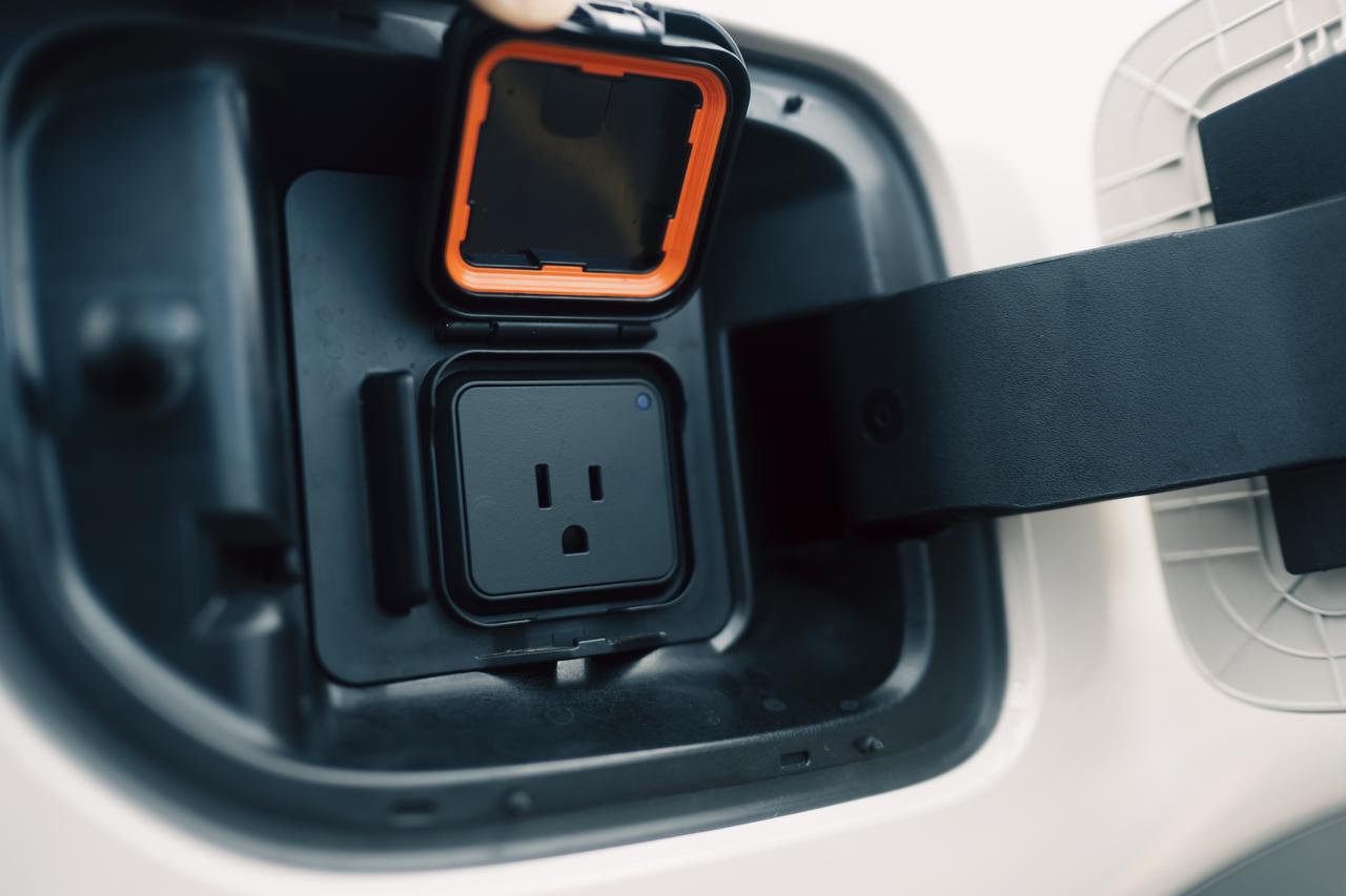 画像: 室内V2Lはアダプターアイプレスで100V／最大出力1500Wで車外の家電などへの電力供給ができる。