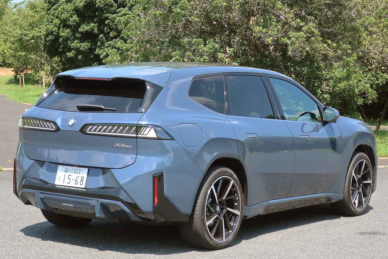画像: 充電ポートは急速／普通充電とも右リアフェンダー上にある。新デザインのテールランプはクリアタイプ。ルーフエンドにはスポイラー、バンパー下にはディフューザーも備える。
