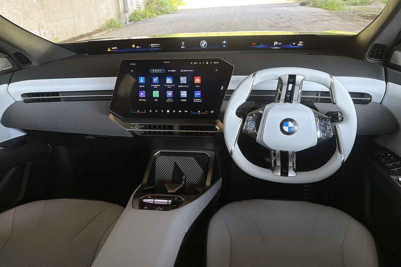 画像: 十文字スポークのハンドル、フロントウインドー下に展開するBMW パノラミック iドライブ、平行四辺形のセンターディスプレイと、ユニークなコクピット。