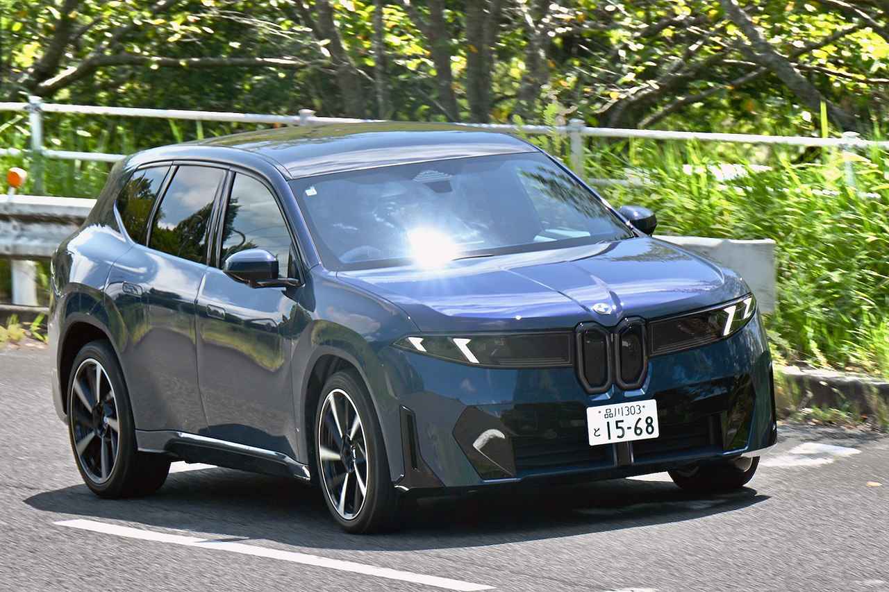 画像: 「ハート of ジョイ」が司るドライビング ダイナミクスは、BEVとなってもBMWらしい「駆け抜ける歓び」を味わわせてくれる。