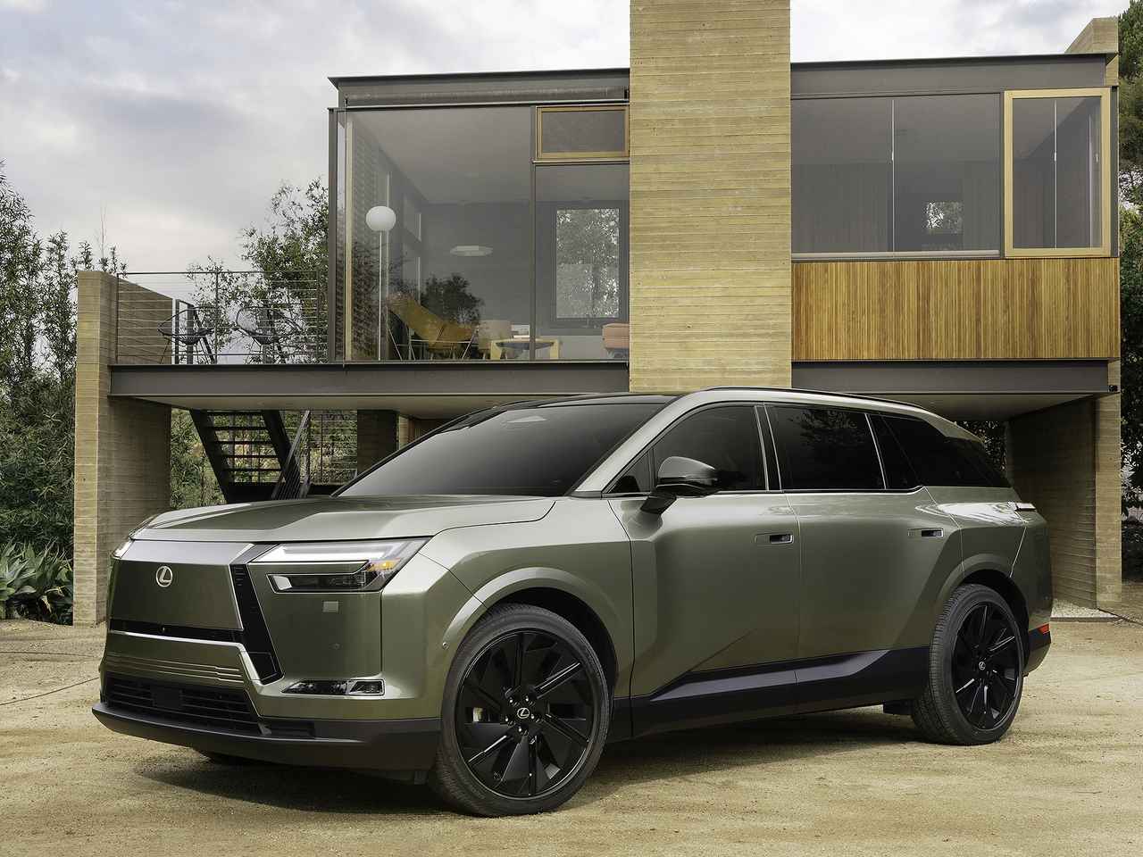 画像: レクサスが初の3列シートSUVの新型BEV「TZ」を世界初公開。日本では2026年冬ごろ発売の予定 - Webモーターマガジン