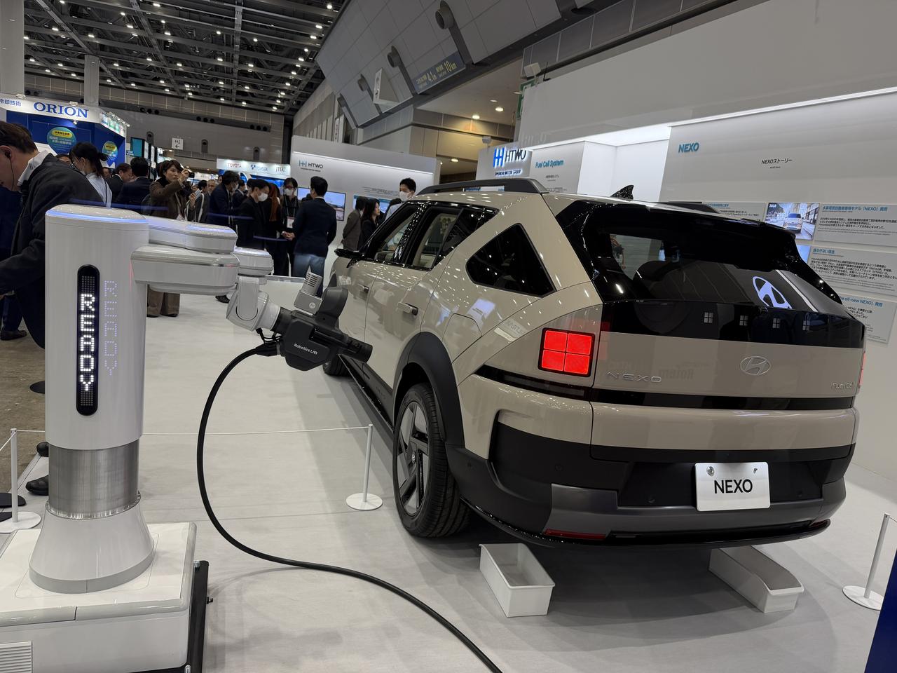 画像: ヒョンデは水素EXPOで公開した水素充填ロボット。将来的にはロボットやAIを活用した水素充填が可能になるが現状はまだ韓国でも日本でも設置されていない。日本での設置は法律的なハードルが高いとヒョンデは言う。