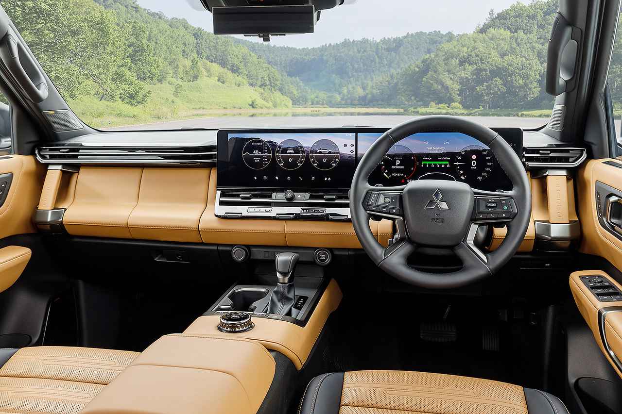 画像: 初代から受け継ぐ水平基調のインパネ。メーターパネルは2枚の14.3インチ ディスプレイで構成される。