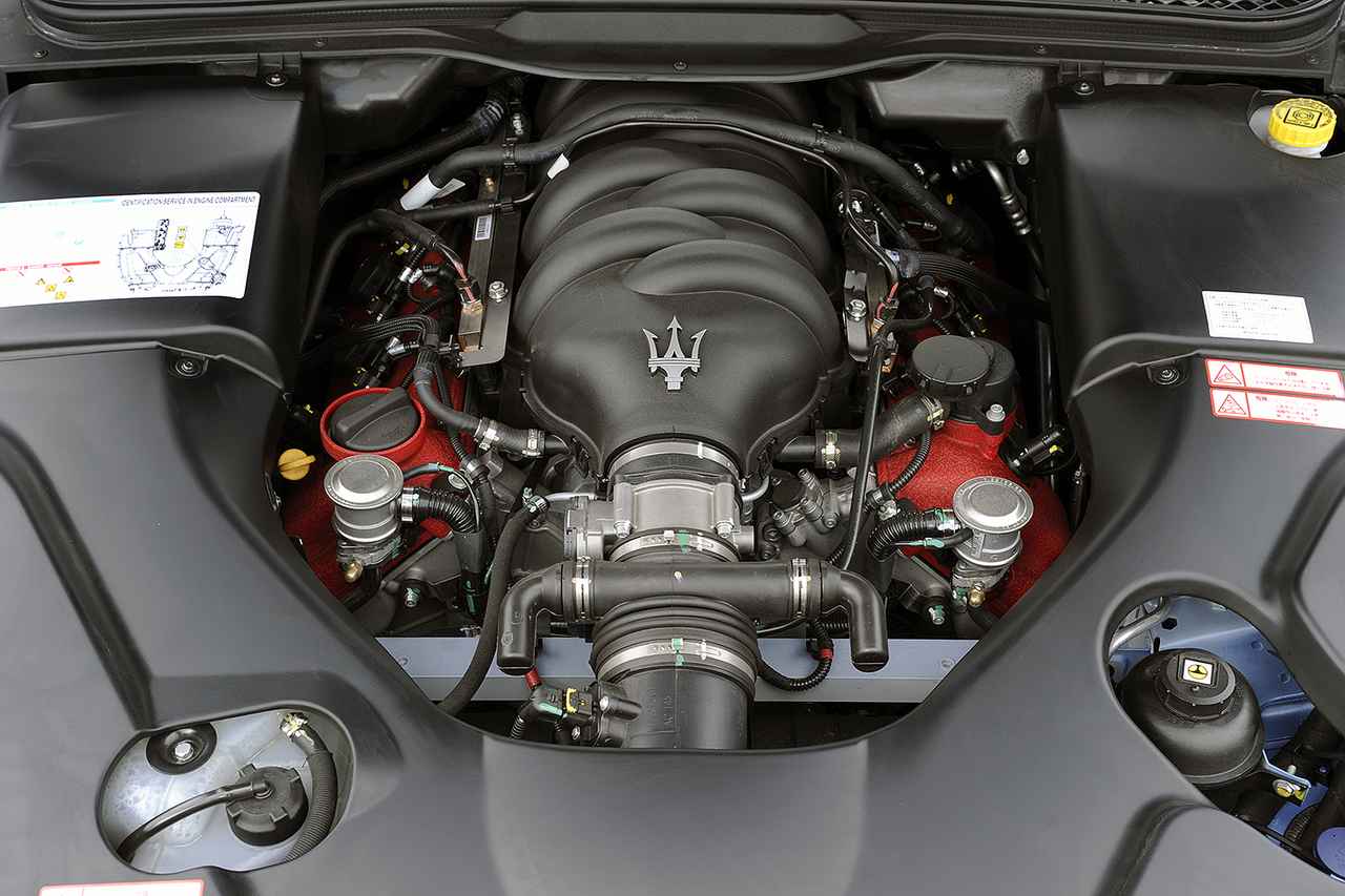 画像: シンメトリーが美しい4.7Lの90度V8 DOHC。そのサウンドは快感！　トランスミッションはシングルクラッチの2ペダルAMT。