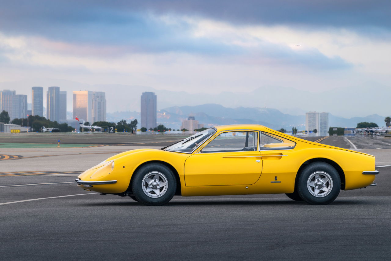 画像: 1966年のトリノ・ショーで発表された206 ベルリネッタ・プロトタイプ。唯一、エンジンを縦置きにした自走可能試作車。