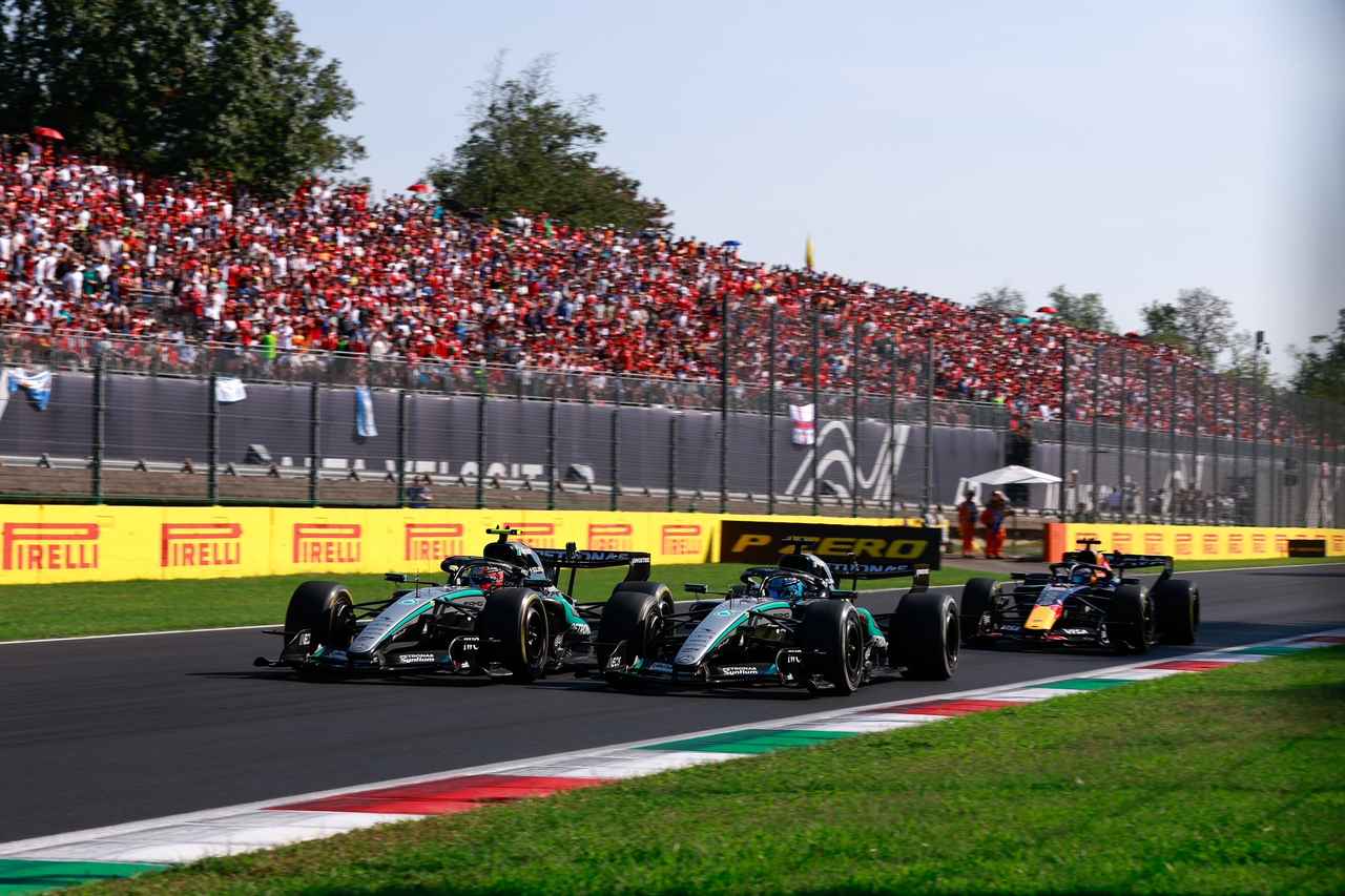 画像: レースはメルセデスのチームメイト同士の首位争いに、レッドブルのマックス・フェスルタッペンが食らいつくという展開に。
