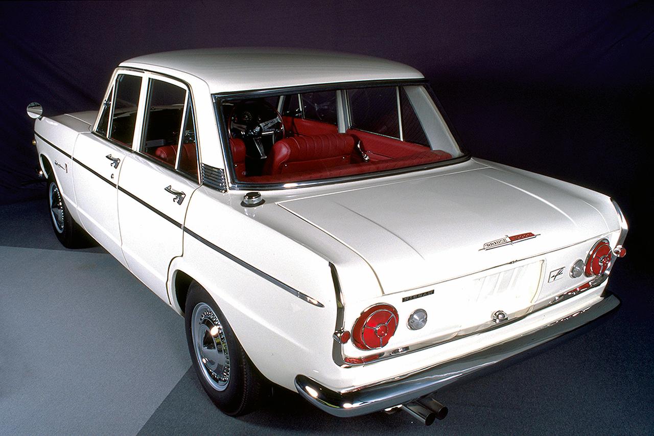 画像: 最速のスカイラインの証しであるGT-Bの赤バッジ、丸型テールランプの伝統はスカイラインの歴史の中で一時中断したが、R35 GT-Rまで続く。