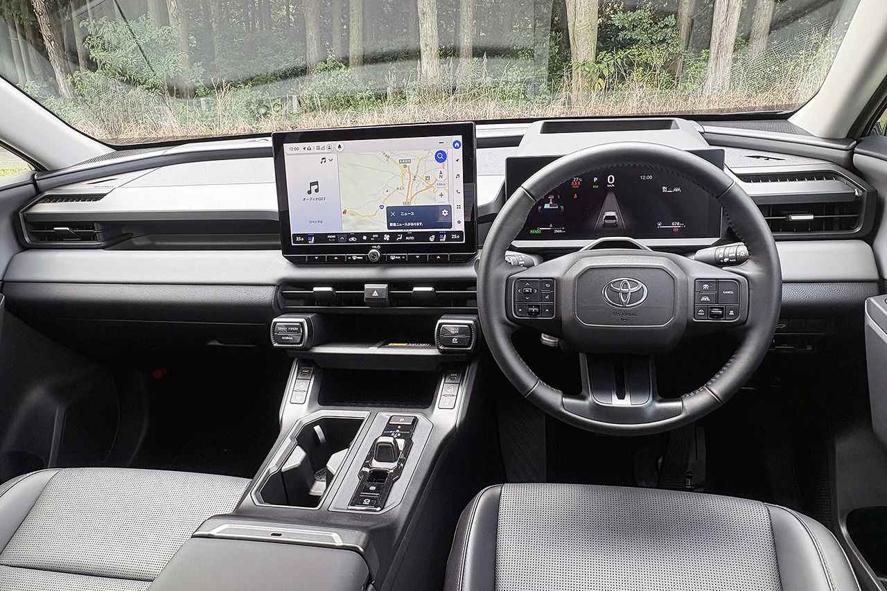 画像: Z(HEV)のコクピット。12.3インチのTFTカラーメーターと12.9インチのディスプレイオーディオが備わり、現代のSUVらしい佇まいでハードなイメージは薄い。