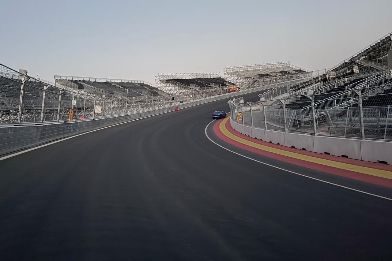 画像: 早くも話題となっているターン12「ラ・モヌメンタル(モニュメンタル)」。今季のF1で最も大きな垂直荷重が発生するという。