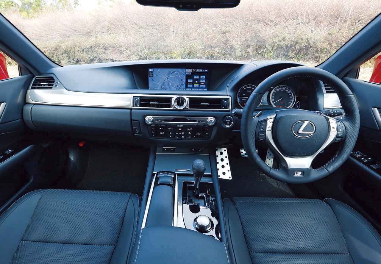 画像: 安心して運転に集中できるようにデザインされたというインパネまわり。また、ナビゲーションディスプレイは12.3インチとワイドなために運転中でも見やすいのが特徴。