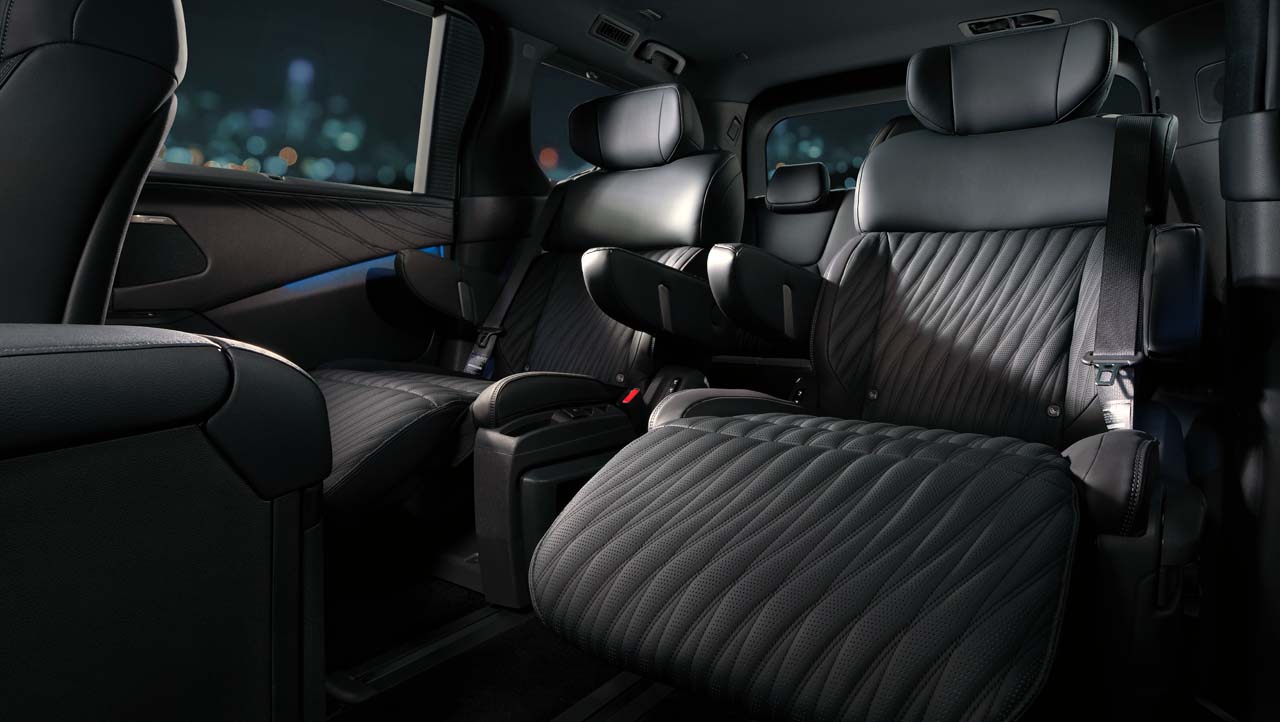 画像: 受注の10%を占める最高峰モデル「VIP」。プレミアムナッパレザーや15.6インチ後席モニター、読書灯などを標準装備し、法人ニーズや社長車としての贅沢なおもてなし空間を実現している。