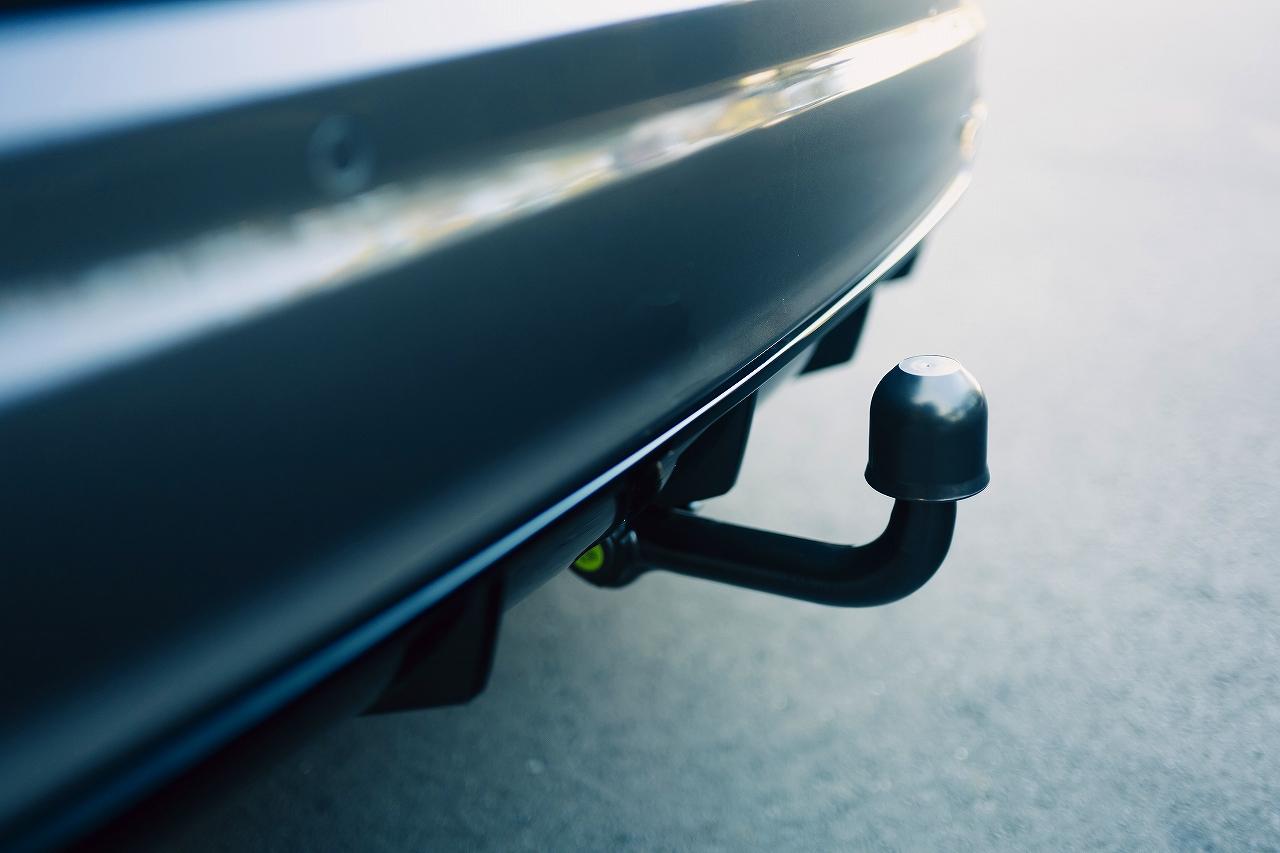 画像: 車両連動の電子制御を備えたトレーラーヒッチは、牽引時の揺れを自動抑止し高い走行安定性を叶える。