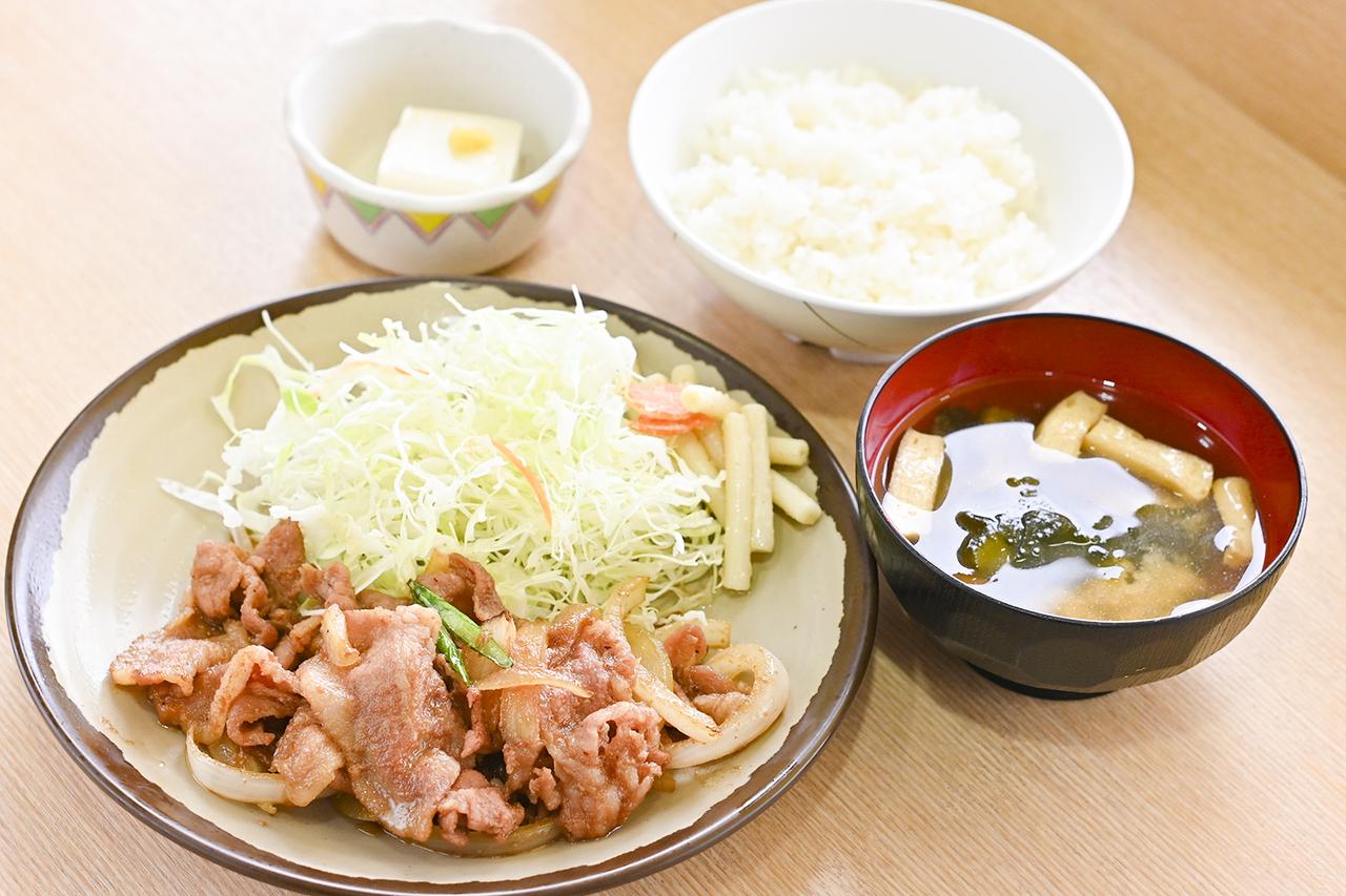 画像: 鮎沢PA(上り)の人気ナンバー1メニューとなる「焼き上げ生姜焼き定食」(1100円)。