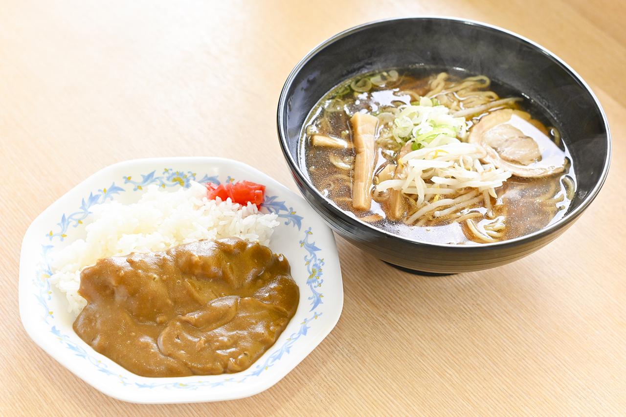画像: 鮎沢PA(上り)のいち推しメニューが「醤油ラーメン ミニカレーセット」(900円)。単品ずつだと計1250円のところ、350円も割安となる。