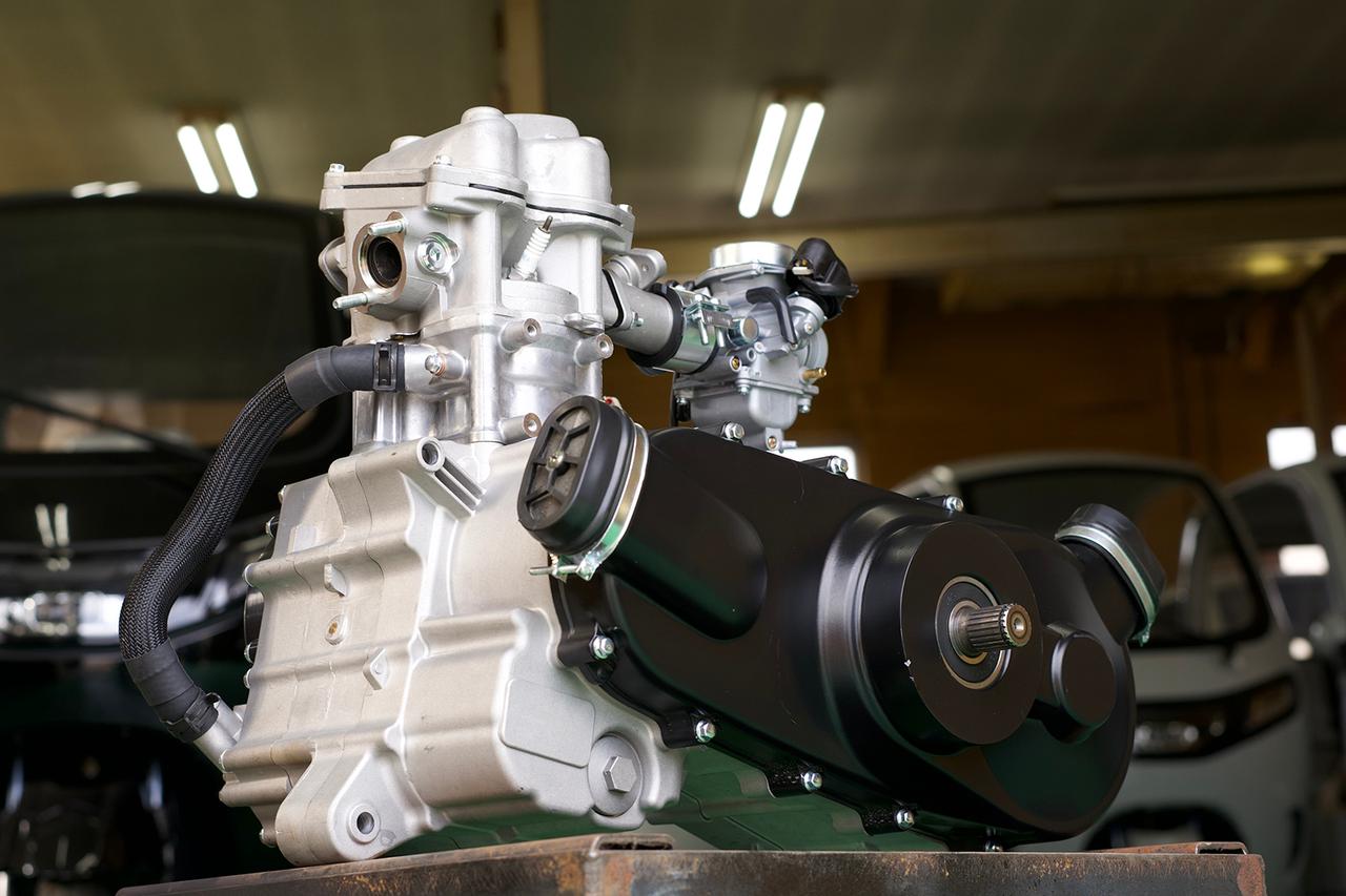 画像: 水冷4ストロークOHC4バルブ単気筒の180ccエンジン。変速機はCVT