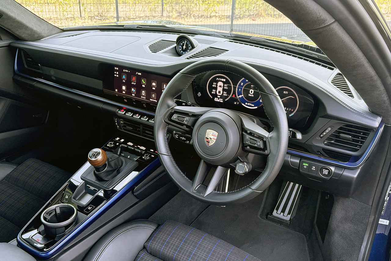 画像: 右ハンドルでもペダル配置に違和感はない。中央の10.9インチ タッチスクリーンディスプレイはスマートフォンと連携可能。