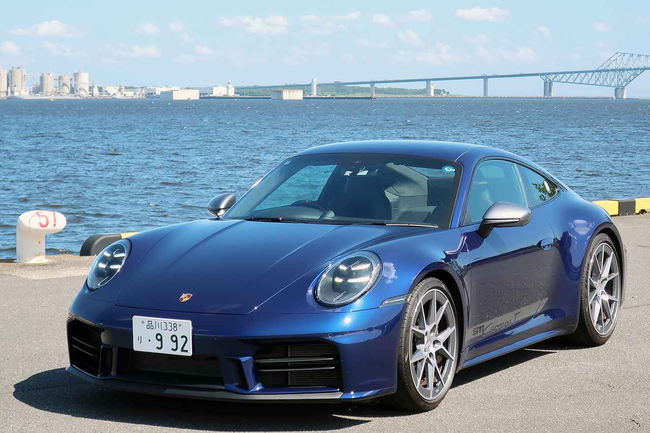 画像: 試乗車のボディカラーはゲンチアンブルー メタリックという美しい青。なお、カレラTにはカブリオレも設定されている。