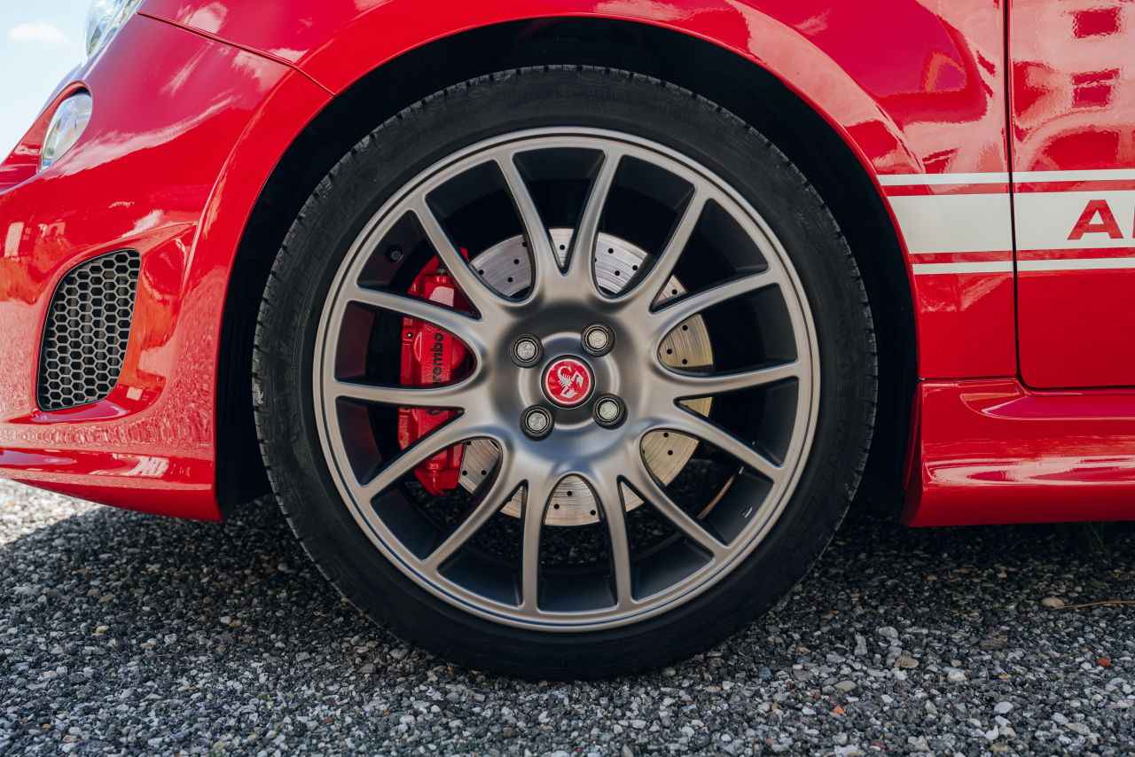 画像1: フェラーリ430スクーデリアに寄せたデザインの17inホイール。ブレンボのキャリパーもチラ見せしてくれる逸品です。