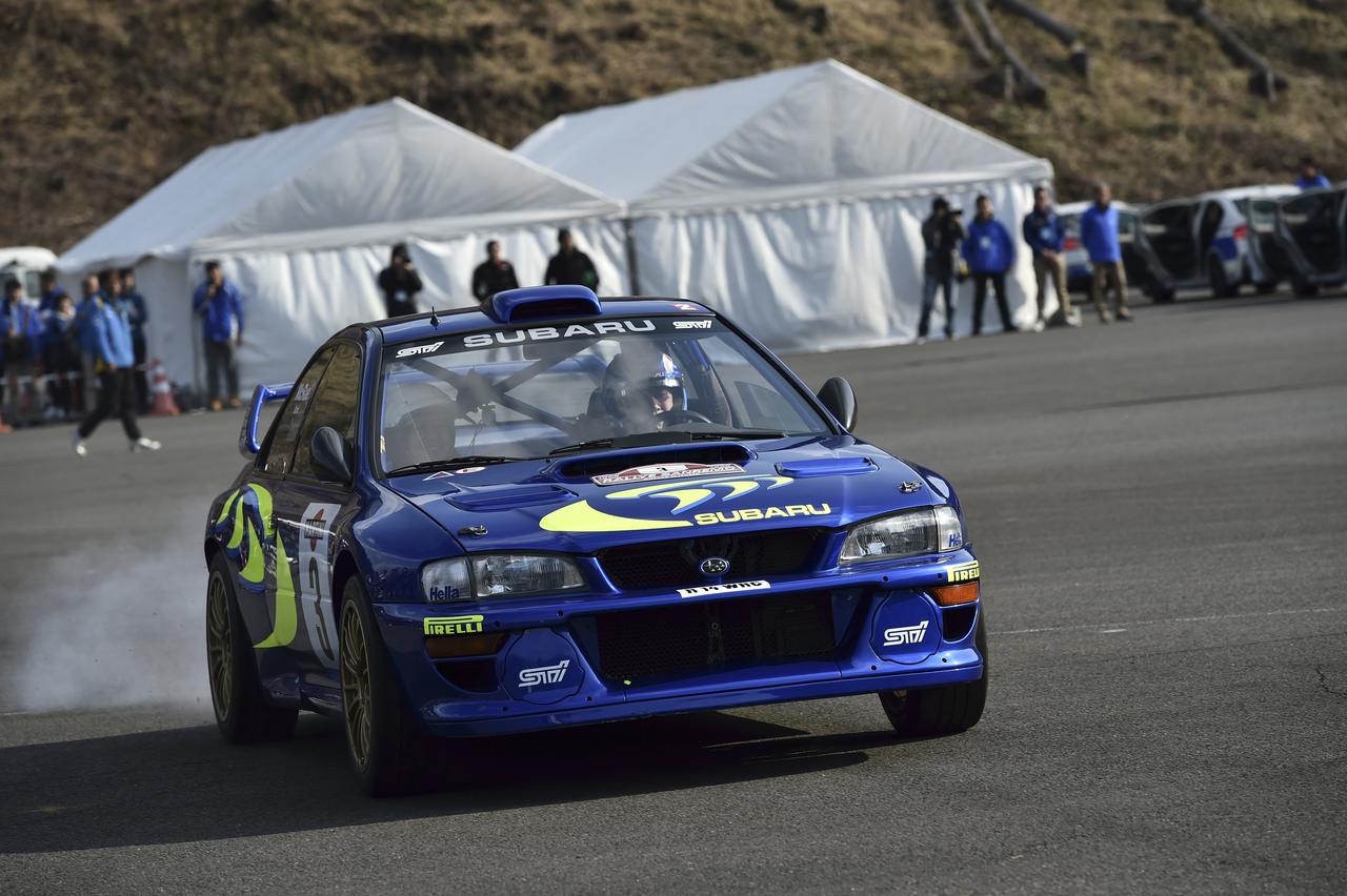 画像: モータースポーツの歴史を刻んだインプレッサWRCカー。その力強い走行は、ファンの心を捉えて離さない。