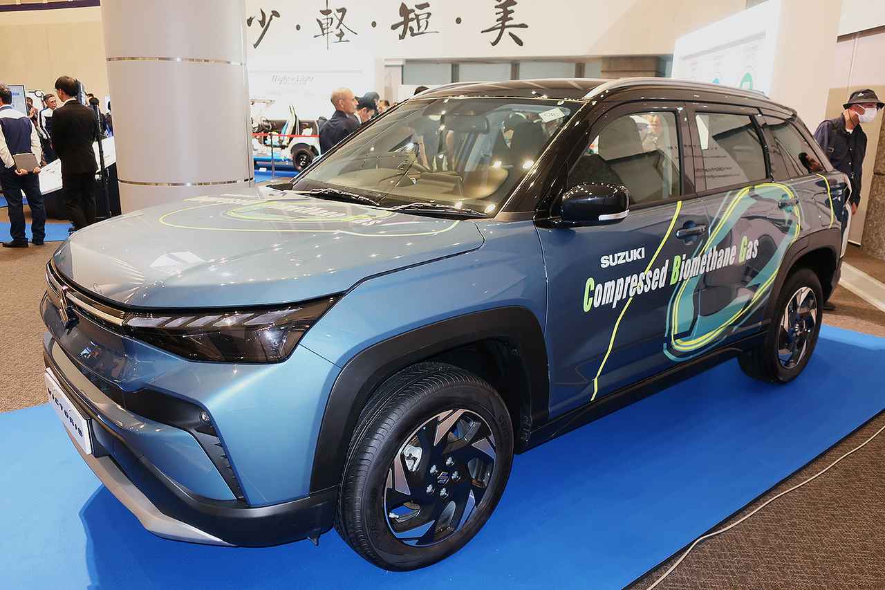 画像: インドのマルチ スズキが生産するSUV「ビクトリス」。展示車両はCNGを燃料としていた。