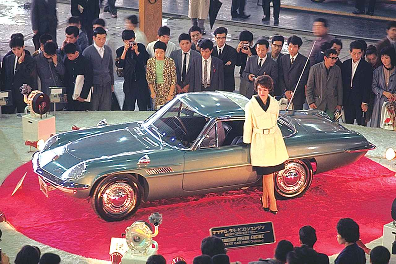 画像: コスモスポーツはモーターショーでいつも人気を集めた。写真は昭和39(1964)年の第11回 東京モーターショー。
