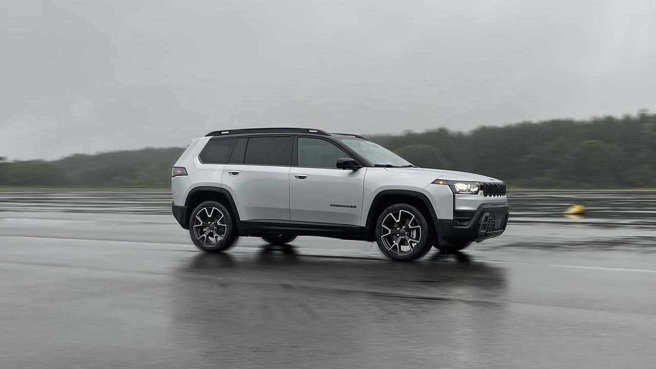 画像: 「大容量FF2モーターハイブリッドトランスミッション」は、新型JEEPチェロキーに搭載され、燃費性能の向上と、高速巡航性能と高い牽引力を両立している。