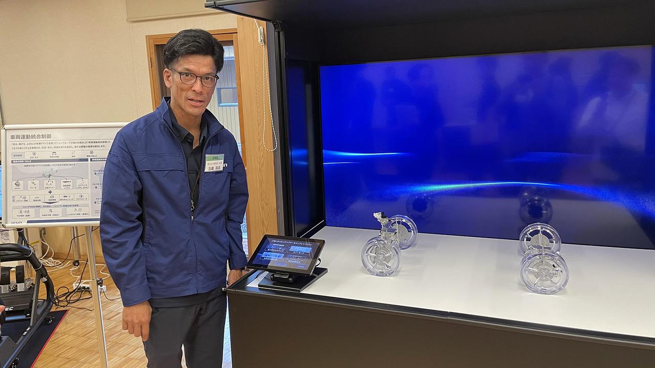 画像: ミニチュアの展示で、車両の統合制御技術の役割と車両への網羅度合いを解説。