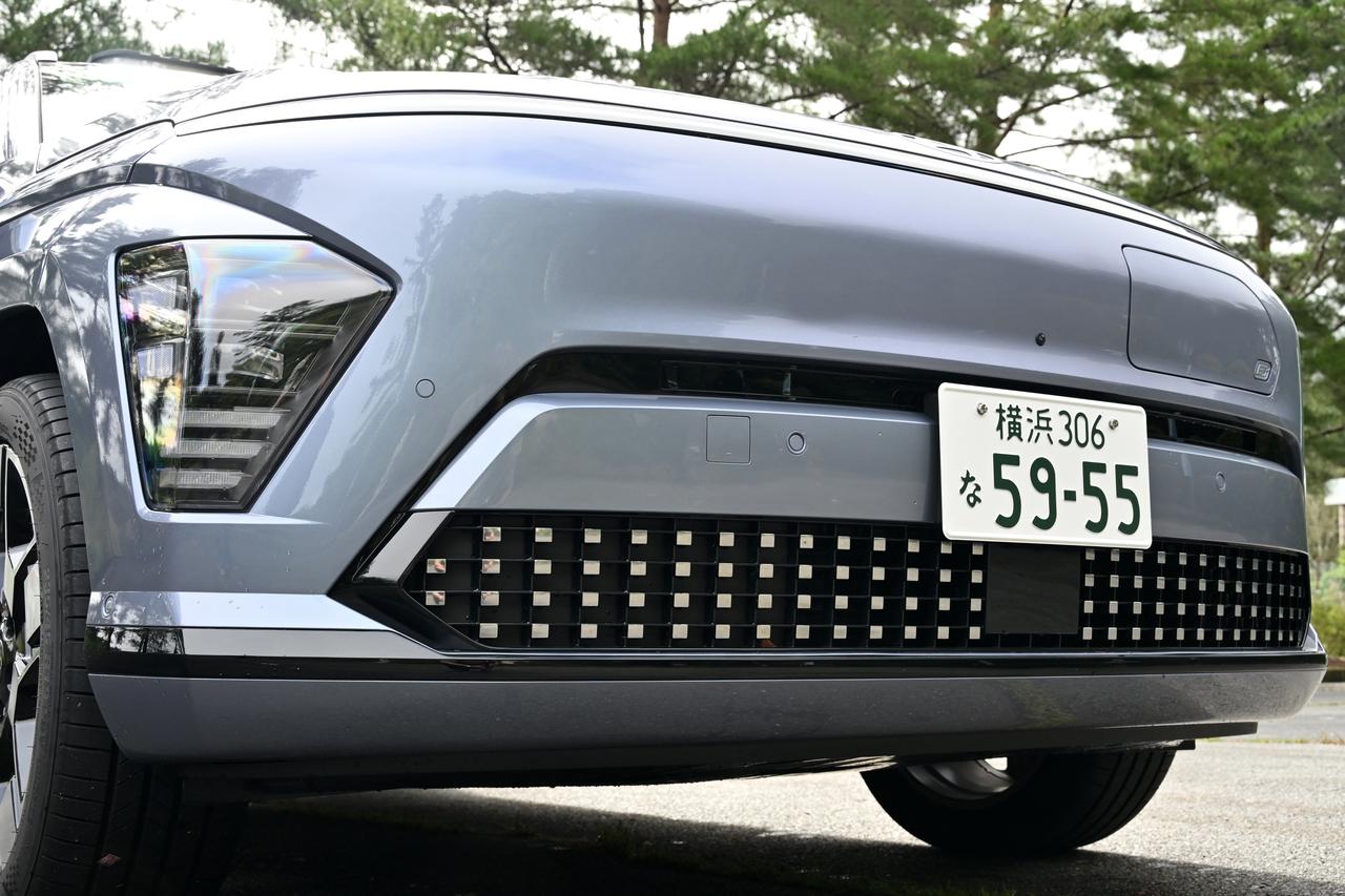 画像: Loungeに装備されるプロジェクションタイプのフルLEDヘッドランプとLEDターンランプ。