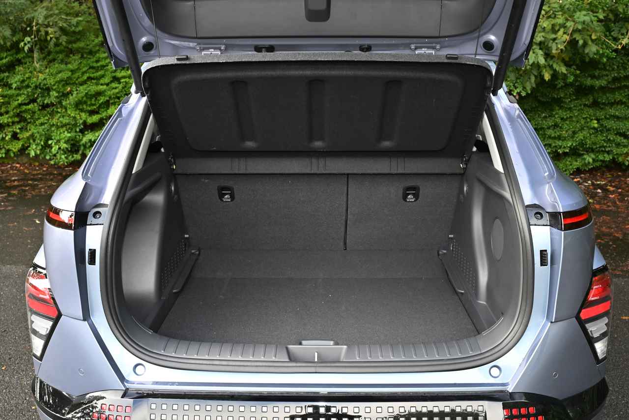 画像: 5名乗車時のラゲッジルーム容量は460L。